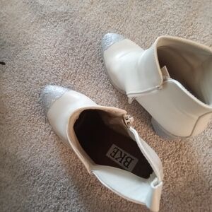 BKE Women's Glittering White Ankle Booties